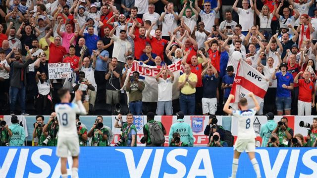 Les supporters anglais se joignent aux joueurs pour célébrer la victoire sur le Sénégal au Qatar