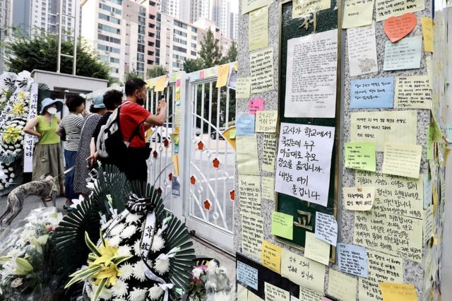 Messages and floral tributes at the gates of a school in S Korea