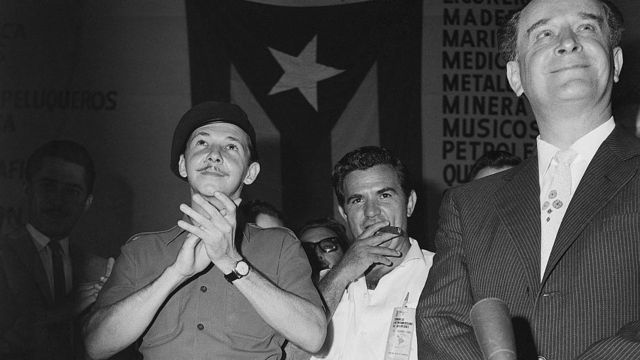 Raúl Castro junto al depuesto presidente de Guatemala Jacobo Arbenz durante un acto en La Habana en 1960.