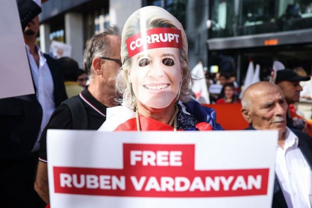 Участник акции протеста в Брюсселя (1 октября 2023 года) в маске председателя Еврокомиссии Урсулы фон дер Ляйен и с плакатом “Свободу Рубену Варданяну”