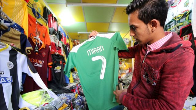 Cuáles son las camisetas de fútbol más icónicas de todos los BBC News