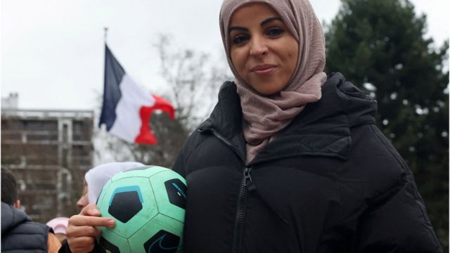 مسلمات يحتجون على مشروع قانون يحظر ارتداء الحجاب في الألعاب الرياضية في فرنسا. ليل، فرنسا، في 16/02/2022
