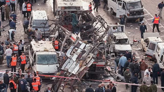 Restos de autobús tras sufrir una explosión. 