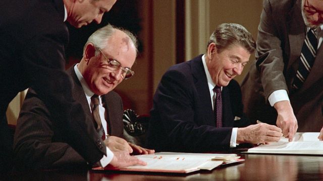 Reagan y Gorbachov firmando el acuerdo.