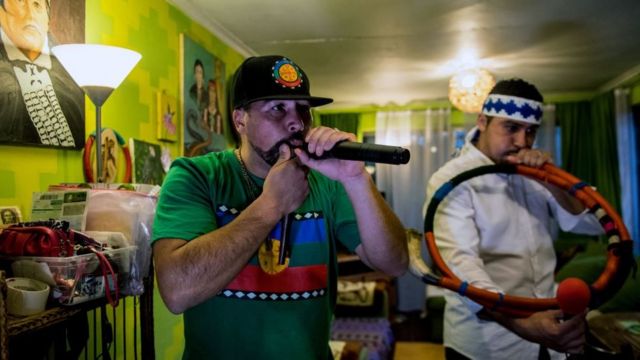 Mapuches chilenos intentan preservar su lengua a través de la música hip-hop.