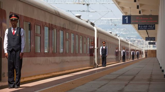 Operada por personal chino, la flota de trenes de nueva construcción de la línea que une la capital de Etiopía, Adís Adeba, y Yibuti está ayudando a impulsar la economía de ambos países.
