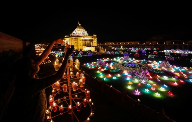 گاندیناگار، هند؛ روشن کردن چراغ‌های دیوالی امسال در معبد آکشاردهام توسط هندوها