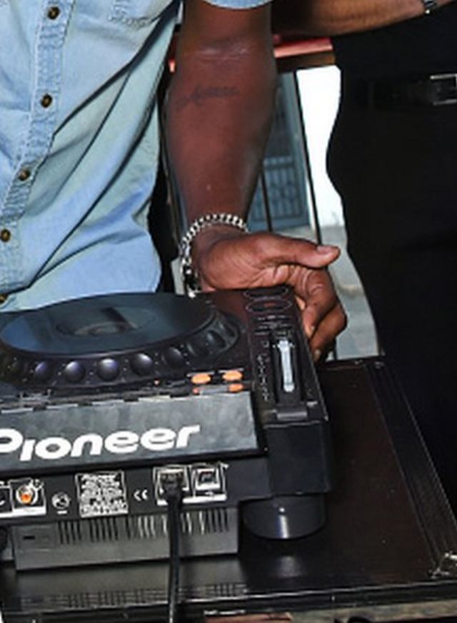 les municipalités locales ont intensifié le financement d'initiatives comme celles-ci, une école de DJ pour les aspirants musiciens.