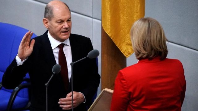 肖尔茨宣誓就任德国三党联合政府总理。为期16年的默克尔时代结束。(photo:BBC)