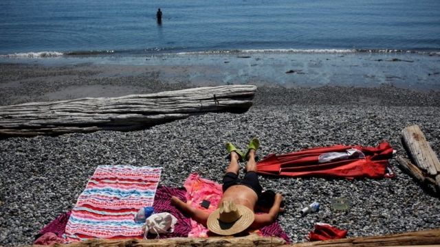 La gente busca formas de refrescarse en la Columbia Británica