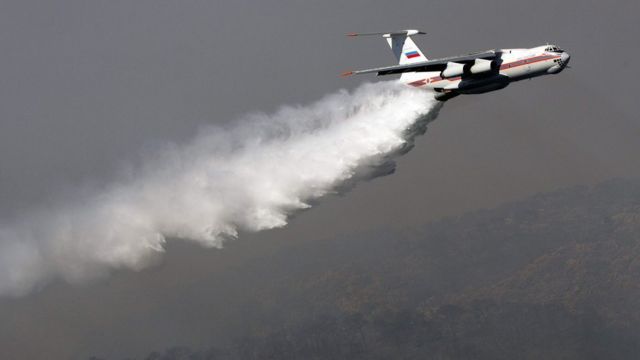 Ил-76 во время тушения пожаров (архивное фото)
