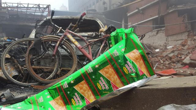 পুড়ে যাওয়া কারখানাটির ভেতরে পড়ে আছে চিপসের প্যাকেট