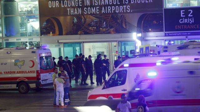 爆発と銃撃が起きた後、空港前に到着した救急隊（28日、イスタンブールのアタチュルク国際空港）