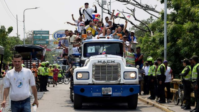 Los camiones con la ayuda humanitaria deberán permanecer en Colombia, al menos, hasta que ese país reabra la frontera.