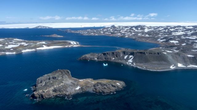 Vista aérea do helicóptero da Força Aérea Chilena logo após decolar em direção à Estação Comandante Ferraz, no dia 19 de dezembro de 2019 na Ilha Rei George, na Antártida