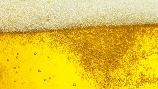 啤酒中的二氧化碳造成泡泡