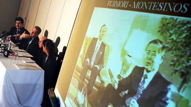 Una foto del expresidente Alberto Fujimori y Vladimiro Montesinos se exhibe durante una conferencia de prensa del embajador de Perú en Japón, Luis Macchiavello, en la Embajada en Tokio, el 16 Octubre de 2004.