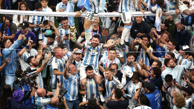 Los jugadores argentinos celebran la conquista del Mundial ante Francia.
