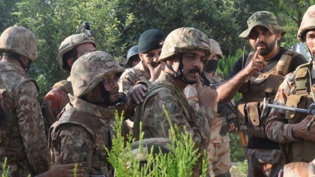 ژنرال آصف غفور، فرمانده ارتش پاکستان در بلوچستان در جریان عملیات پاکسازی پس از حمله در ژوب بلوچستان