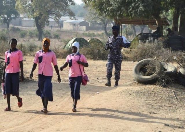 Un gendarme derrière des écolières au Burkina Faso