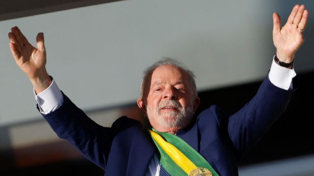 Lula ergue os braços em aceno para o público durante sua posse presidencial