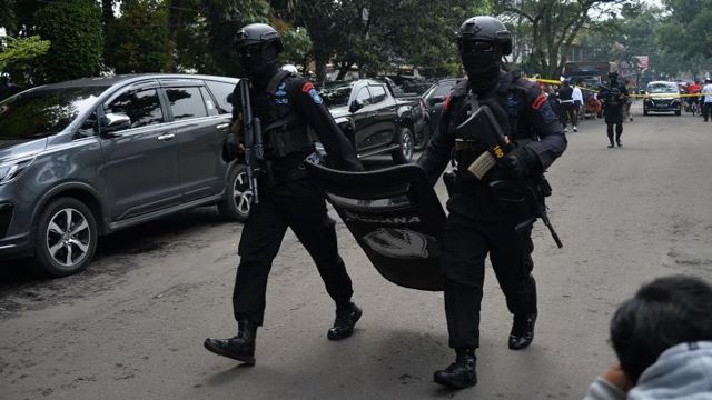 Anggota Brimob berjaga di kawasan Astanaanyar, Bandung, Jawa Barat, Rabu (7/12/2022). Penjagaan ketat tersebut akibat ledakan yang diduga bom bunuh diri di Kantor Polsek Astanaanyar, Kota Bandung. 