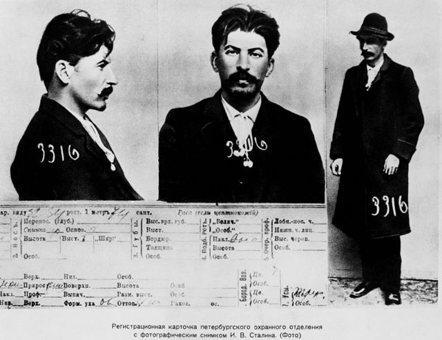 La tarjeta de información sobre Joseph Stalin, de los archivos de la policía secreta zarista en San Petersburgo.