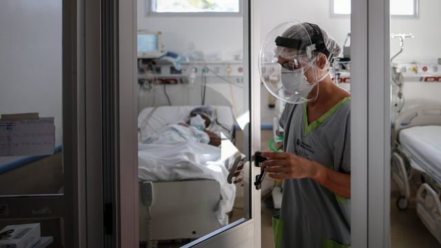 Médica sai de sala em que paciente com covid-19 é tratado em hospital em Buenos Aires