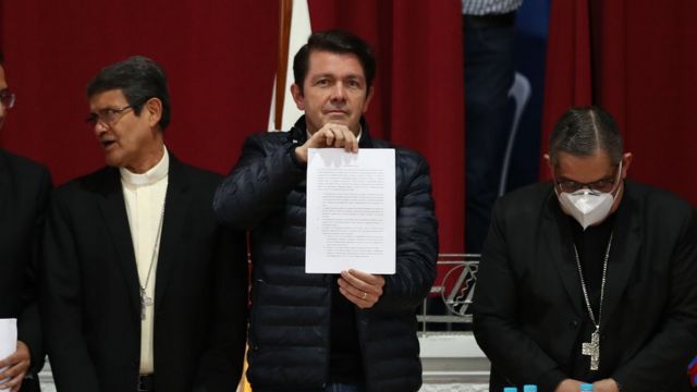 The Minister of Government, Francisco Jiménez, shows a document that contains the agreement to end the strike in Ecuador.