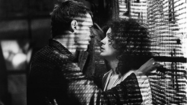 صورة من فيلم Blade Runner يظهر فيها هاريسون فورد وشون يانغ
