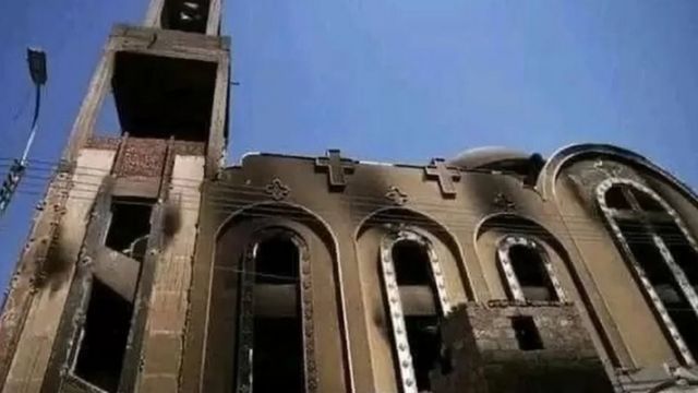آثار الحريق بادية على كنيسة "أبو سيفين" في حي امبابة في محافظة الجيزة