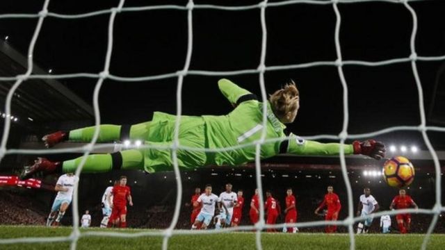 Loris Karius ya kasa tare kwallon Dimitri Payet