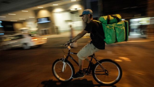 Entregador andando de bicicleta na região da av. Paulista