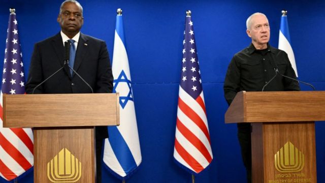 会談後に記者会見に臨んだアメリカのロイド・オースティン国防長官（左）とイスラエルのヨアヴ・ガラント国防相