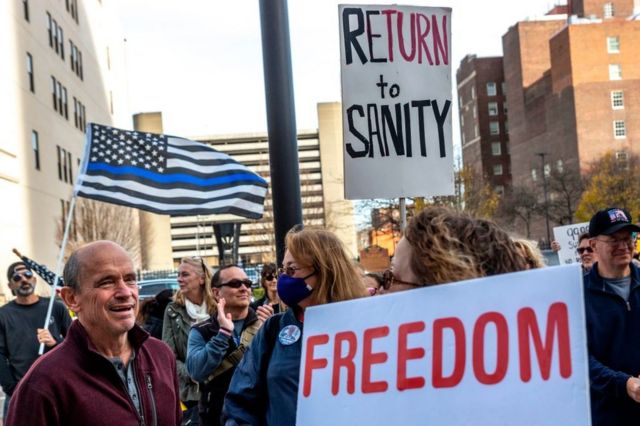 Una protesta contra las restricciones en Calfiornia