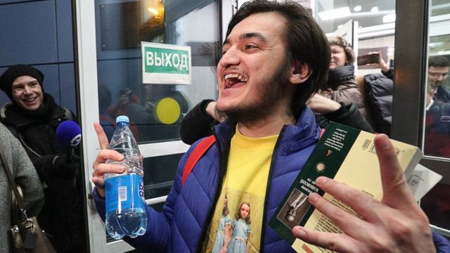 После приговора Самариддин Раджабов вышел из здания Мещанского суда Москвы