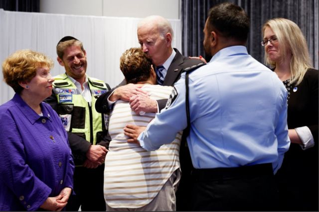 O presidente dos EUA, Joe Biden, abraça Rachel Edri, cercada por seu filho Evyatar Edri, durante uma reunião com socorristas israelenses, familiares e outros cidadãos diretamente impactados pelo ataque de 7 de outubro a Israel pelo Hamas, em Tel Aviv, Israel, 18 de outubro de 2023 