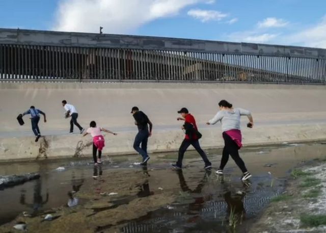 Migrants à la frontière entre les Etats-Unis et le Mexique