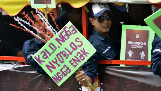 Peserta mengikuti Kirab Pemilu 2024 di Bekasi, Jawa Barat, Minggu (19/11/2023)