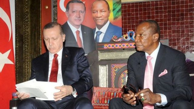Le président turc et son homologue guinéen Alpha Condé, lors d'une visite en Guinée, en mars 2016