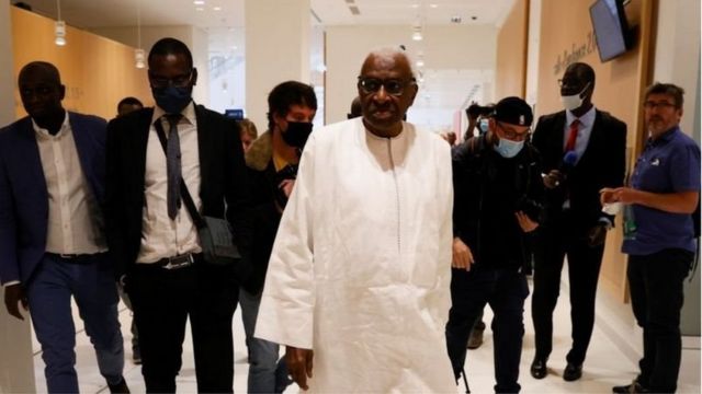 Décès de Lamine Diack : les hauts et les bas d’une carrière au sommet - wiwsport Lamine Diack (au centre) quittant le tribunal de Paris le 10 juin 2020
