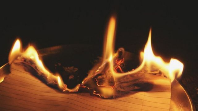 Papel sendo queimado