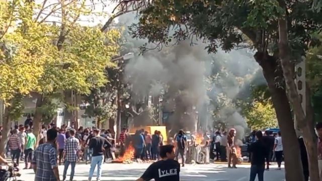 ویدئوهایی از سنندج منتشر شده که نشان می‌دهد اعتراض‌ها در این شهر به سرعت گسترده شده است