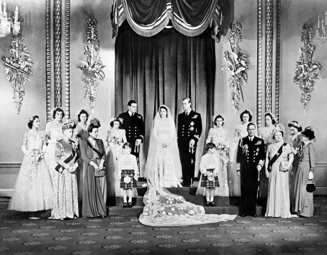 Hãy cùng nhìn lại 70 năm kỷ niệm ngày cưới của Nữ hoàng Anh và họng tâm Philip. Bức ảnh sẽ đem lại cho bạn những kiến thức thú vị về văn hóa đặc trưng của vương quốc Anh và giá trị của người đứng đầu đất nước này.