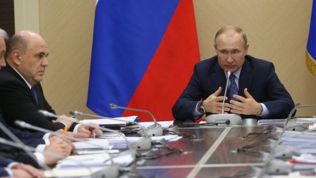 Vladimir Putin em uma reunião semanal com seu governo