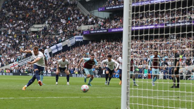 Harry Kane scores a penalty for Tottenham