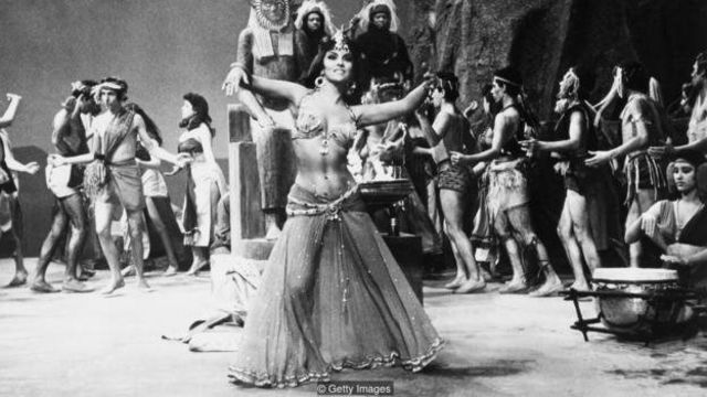 Aktris Italia Gina Lollobrigida memerankan Ratu Sheba pada film 1959, Solomon and Sheba.
