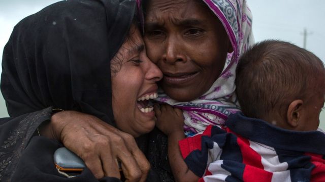 লাখ লাখ রোহিঙ্গা শরণার্থী প্রাণভয়ে পালিয়ে এসেছে বাংলাদেশে