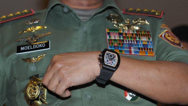 นาฬิกาของ พล.อ.โมเอลโดโก อดีต ผบ.สส. ของอินโดนีเซีย