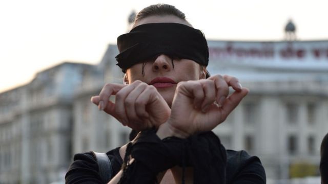 Mujer protesta contra la iniciativa para prohibir del todo el aborto en Polonia.